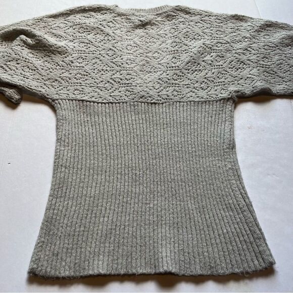 A.n.a. Women's Short Sleeve V neck Sweater Gray/Silver metallic Size Large - Picture 7 of 8